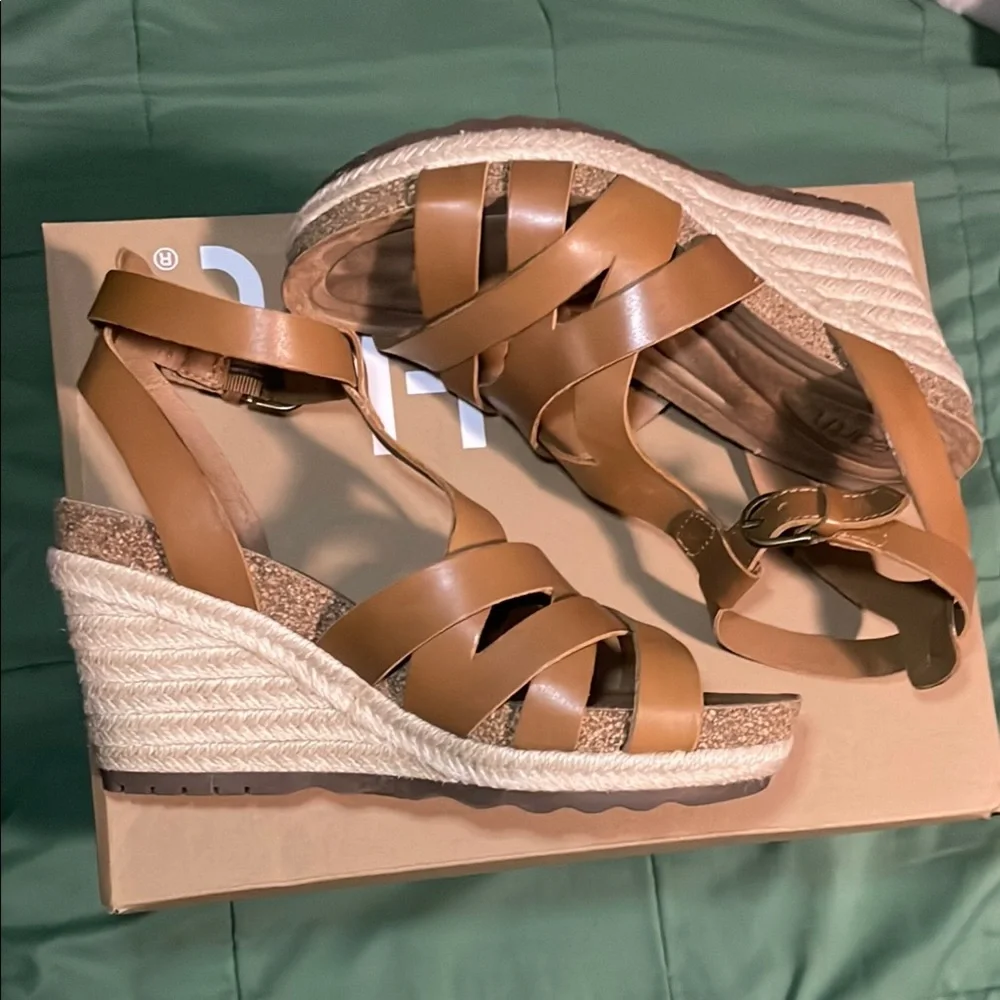 Earth Malera Leather Wedge- Size 7.5